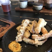 ゴボウの天ぷらもかなりのボリューム。カレー塩が付いています。