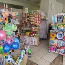 店内に売店があります