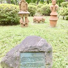 中央が家形埴輪