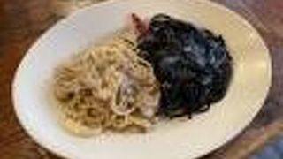 デュクセルクリームとイカスミスパゲッティをアデガドモレーロで！