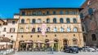 建物のファサードに「グッチ・ガーデン」の垂れ幕がかかっていました。