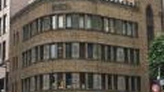 スクラッチタイル張りのビル