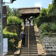 バス通りから見上げた山門