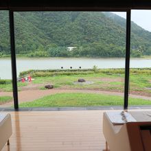 展望ラウンジにはソファーもあり、眺めもいいです