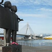 青森と函館の双子都市提携にちなんだ銅像です