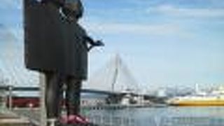 青森と函館の双子都市提携にちなんだ銅像です