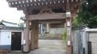 甚行寺の前に石碑がありました