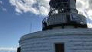 レトロな灯台があります。