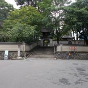 盛岡城址公園から南東のエリアで焼く20分程度の場所にあります。