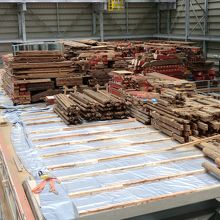 2013年の解体された木材