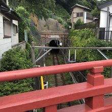 赤い桜橋から見たトンネル