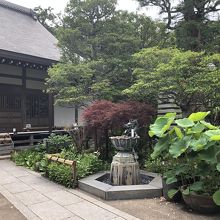 本堂と境内の庭園