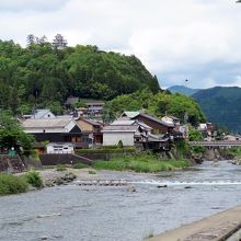 上から見下ろしていた川岸に立って見上げても絶景