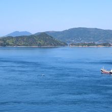 橋の西側の海