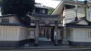 力石や馬の像、小さな池など見所も多い