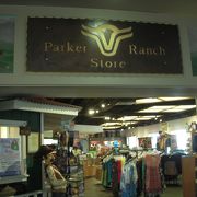 アメリカ最大級の広大な牧場「パーカー牧場」（パーカー・ランチ）のパーカー牧場関連のアイテムがそろうパニオロ・ショップです。