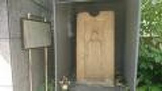 古墳の石棺を使用した仏像