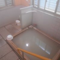 階段を下りる硫黄泉浴室