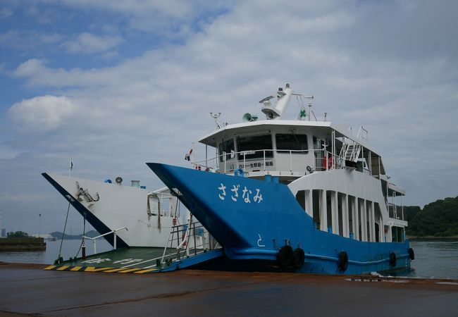 大崎上島白水港と瀬戸内の軍艦島契島を結ぶフェリーさざなみ