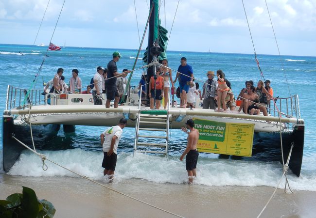 ダイヤモンドヘッドやワイキキビーチに沿ったホテル群などの景色と心地よい風と波しぶきで気持ちよく清々しい気分になれます。