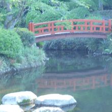 緑と赤の対比が情緒たっぷりの公園です。