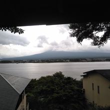 部屋からの眺めです。河口湖＆雲の中の富士山…。
