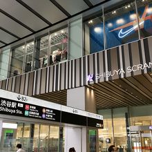 改札へ行くのに、ここを降りる