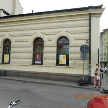 ノビ広場からの建物の外観