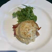 朝食のエッグベネディクトです。