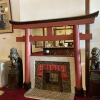 鳥居付きのマントルピース。