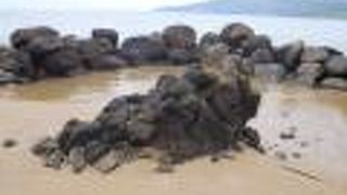 鄭成功の母マツが千里ヶ浜で貝拾いした時、俄に産気づきこの岩にもたれて福松（成功の幼名）を生んだ伝説の岩です。
