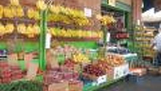 マウナケアマーケットプレイスはフードコートが充実しており、細長く薄暗い通路に中華料理を筆頭に韓国料理、ベトナム料理などアジア飯の屋台のようなお店が軒を連ねており、東南アジアの市場の感じがします。