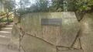 たくさんの子供が遊ぶ史跡