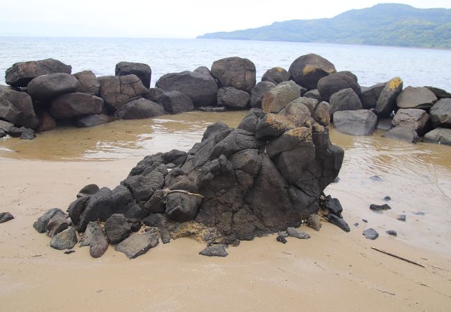 鄭成功の母マツが千里ヶ浜で貝拾いした時、俄に産気づきこの岩にもたれて福松（成功の幼名）を生んだ伝説の岩です。