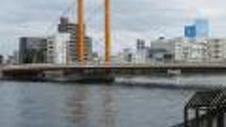 隅田川にかかるオレンジ色の橋