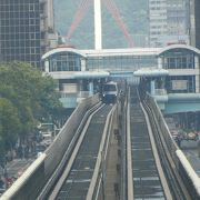 ゆりかもめみたいな列車の駅。