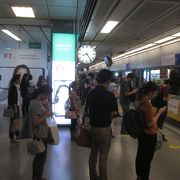 混雑しているバンコクらしい駅の光景