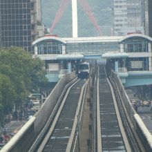 隣の南京復興駅から見た中山国小駅。背後は基隆川の橋の支柱。