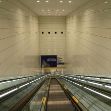 ホームへの長いエスカレータ