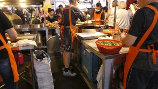 行列。でも７～８分。パリパリの肉まんのようなもの。