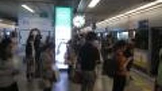 混雑しているバンコクらしい駅の光景