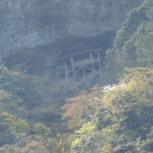 山の麓から仰ぎ見る投入堂