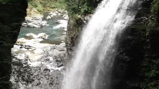 素晴らしい滝と渓流