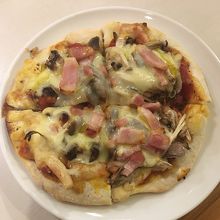 ピザもいろいろ、サイズもいろいろ。具材多めのアメリカーナ