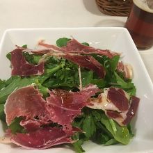 生ハムとルッコラのサラダ。