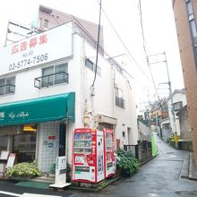 この坂を上っていきます