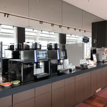 フードなし。持ち込み禁止、ソフトドリンクサーバーあり