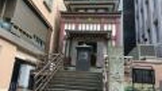 ビルディングの隙間にある仏教寺院