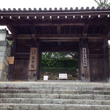 お城の門のようです。