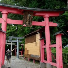 稲荷神社らしい朱塗りの大鳥居